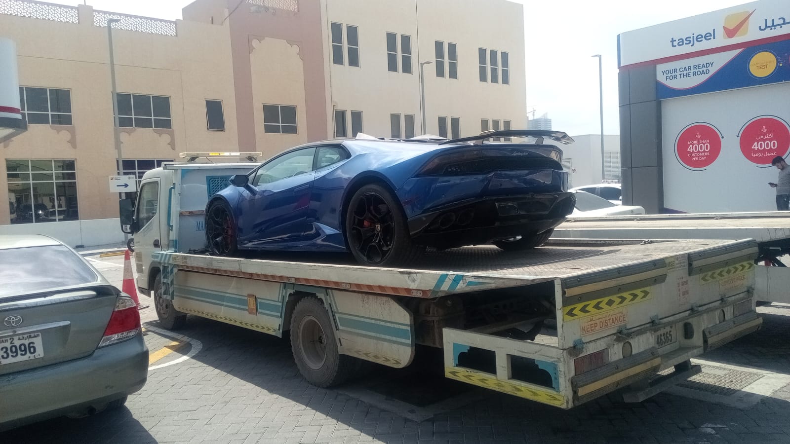 Sports car loaded onto Irfan Recovery Sharjah flatbed truck
